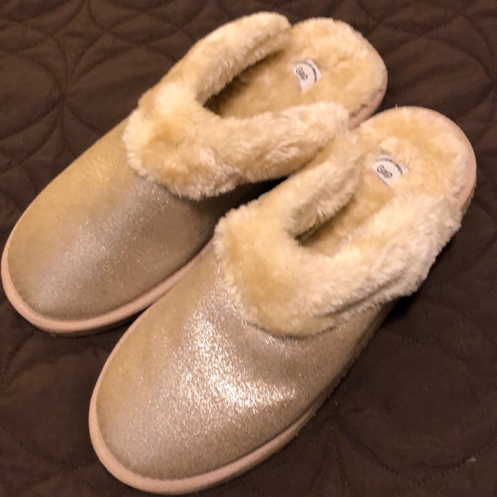 GAP SLIPPERS - METALLIC - FUR SLIDES - women’s size 9/10 - #213
